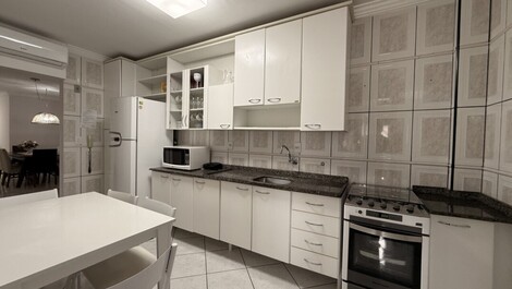 Apartment with sea view for seasonal rental.