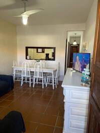 Sala com tv e ventilador de teto