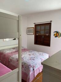 Quarto com tv e ar condicionado
