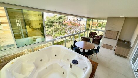 Apartamento Completo na Quadra do Mar em Praia de Palmas