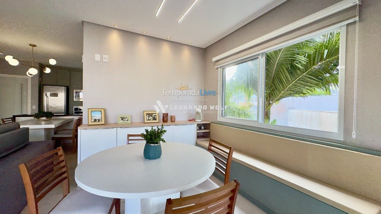 Apartamento para aluguel de temporada em Governador Celso Ramos (Praia de Palmas)