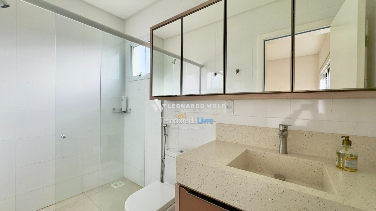 Apartamento para aluguel de temporada em Governador Celso Ramos (Praia de Palmas)