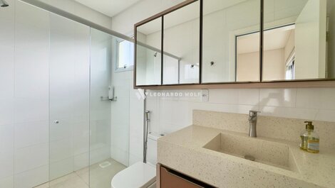 Apartamento Completo na Quadra do Mar em Praia de Palmas