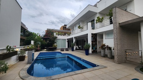 Casa de lujo a 100 m de la playa de Jurerê Internacional