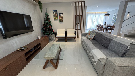 CASA COM 5 DORMITÓRIOS PARA LOCAÇÃO POR DIÁRIA EM JURERÊ INTERNACIONAL