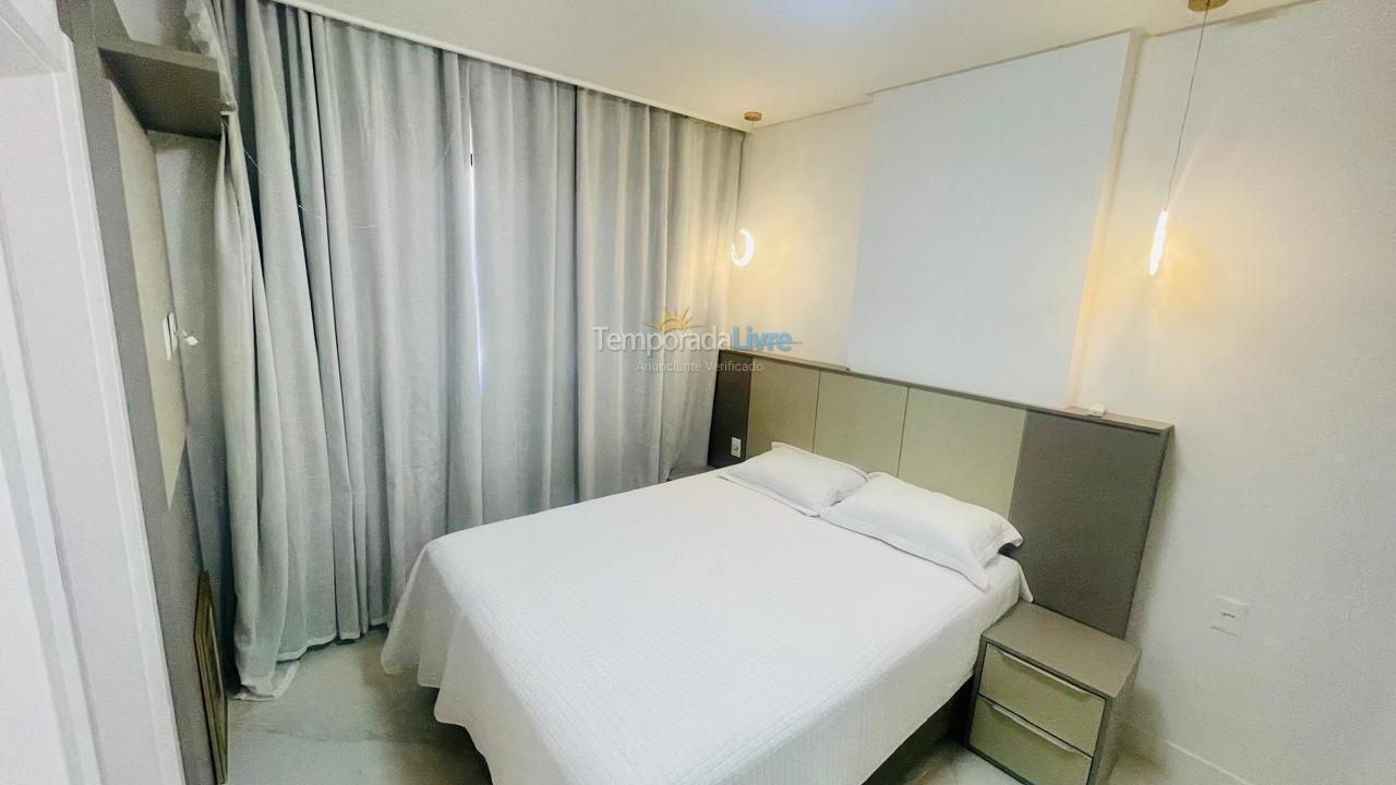 Apartamento para aluguel de temporada em Itapema (Meia Praia Frente Mar)