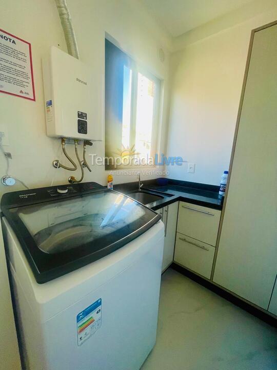 Apartamento para aluguel de temporada em Itapema (Meia Praia Frente Mar)