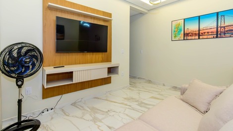 Apartment with Ocean View - Santinho Beach, 15 meters from the sea.