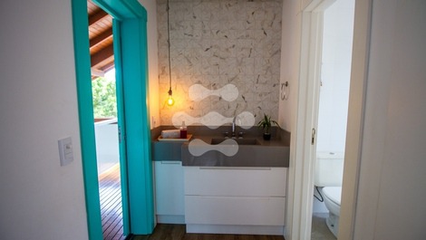 Casa con piscina para 8 personas.