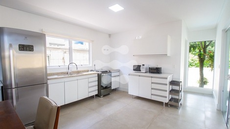 Casa con piscina para 8 personas.