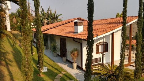 🏡 Casa de campo con 2 suites + 1 dormitorio y una gran zona gourmet.
