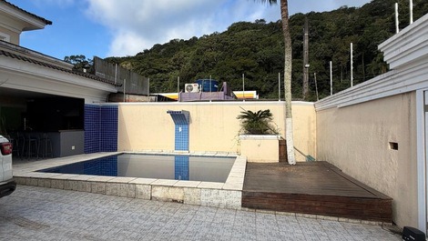 Excelente mansão na praia do Pernambuco - 300 metros da praia
