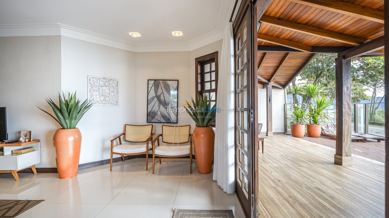 Casa para aluguel de temporada em Bombinhas (Praia de Bombas)
