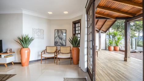 Casa Beira Mar com 5 Quartos em Bombinhas - SC