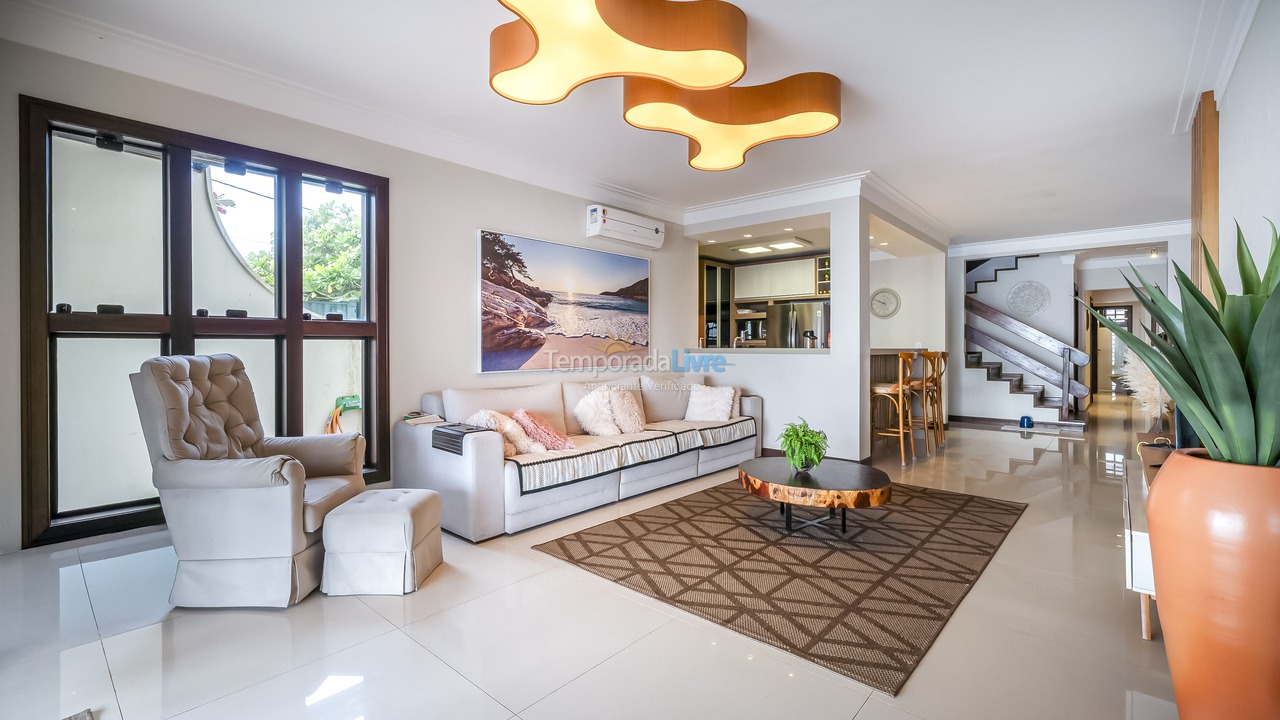 Casa para aluguel de temporada em Bombinhas (Praia de Bombas)