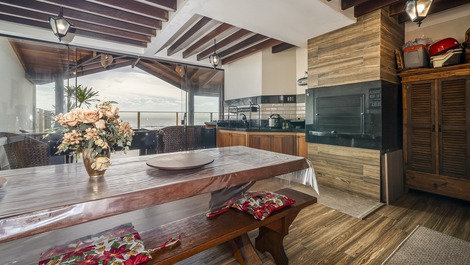 Casa Beira Mar com 5 Quartos em Bombinhas - SC