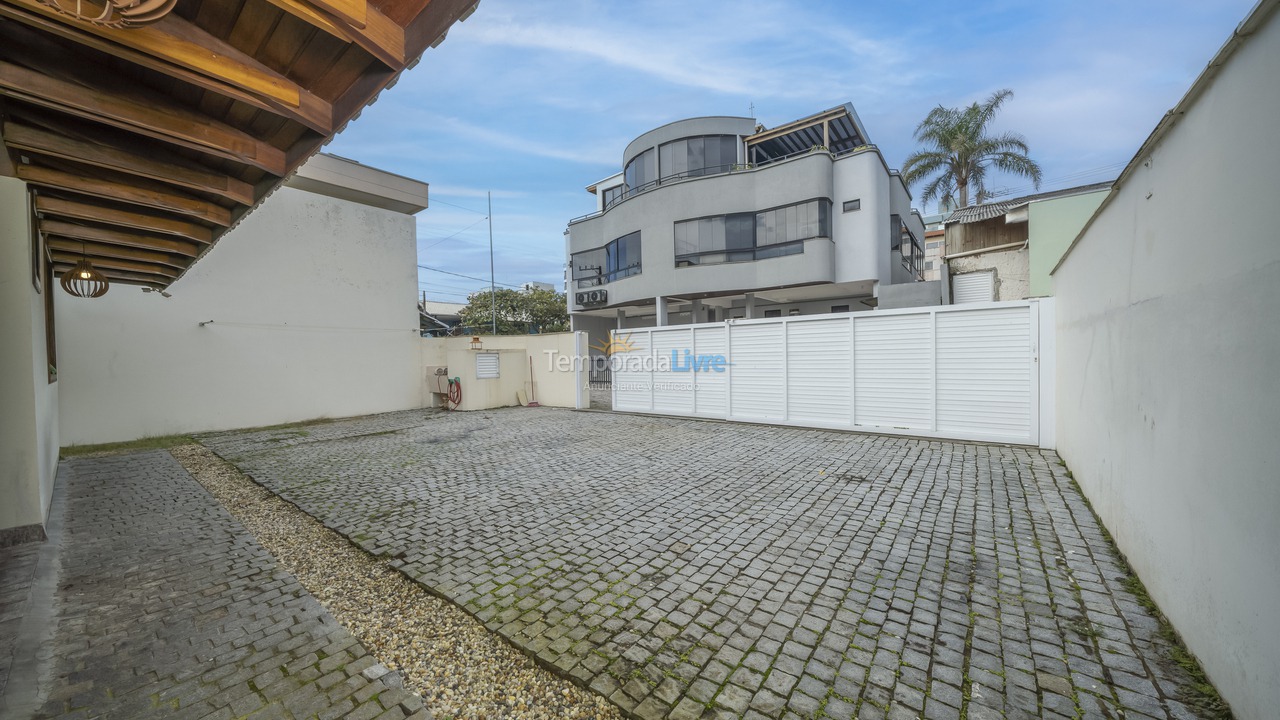 Casa para aluguel de temporada em Bombinhas (Praia de Bombas)