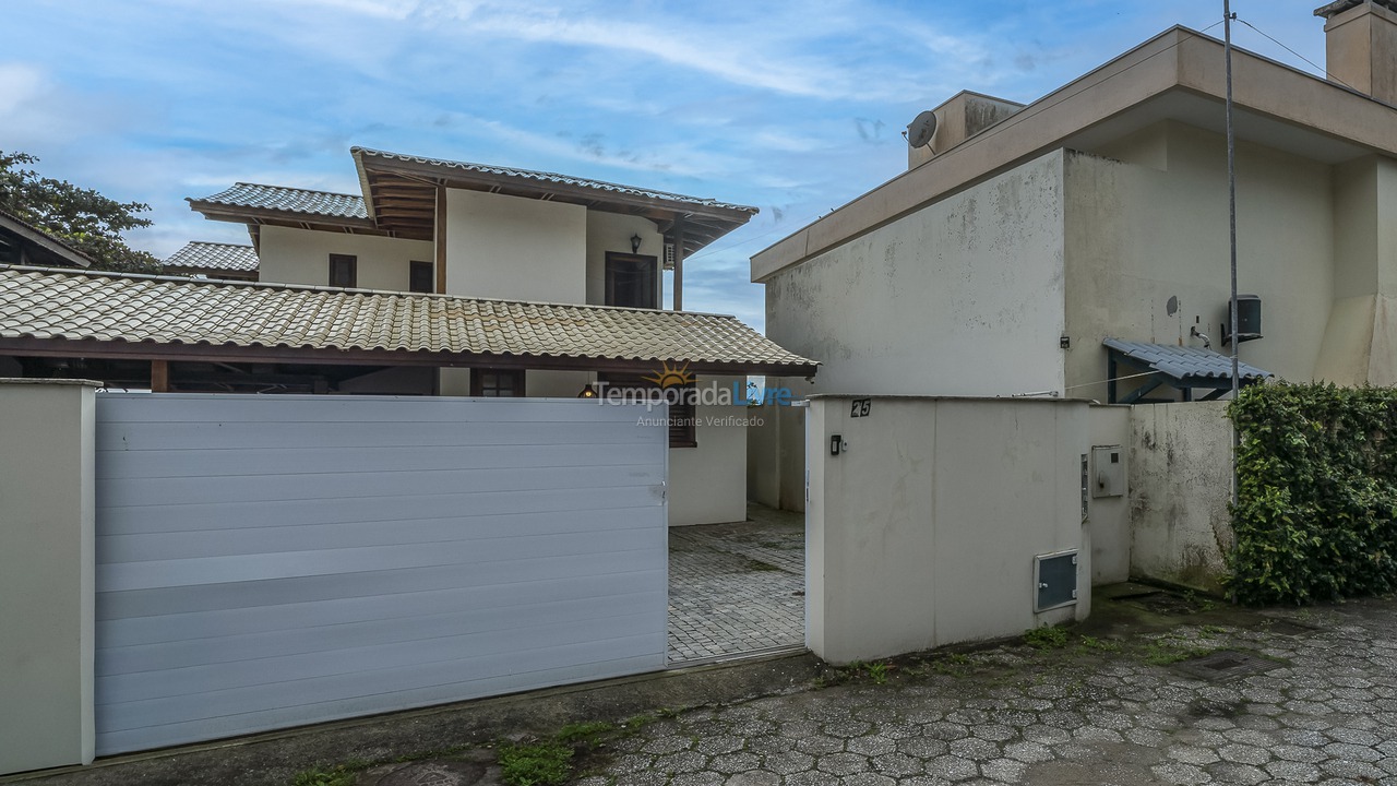 Casa para aluguel de temporada em Bombinhas (Praia de Bombas)