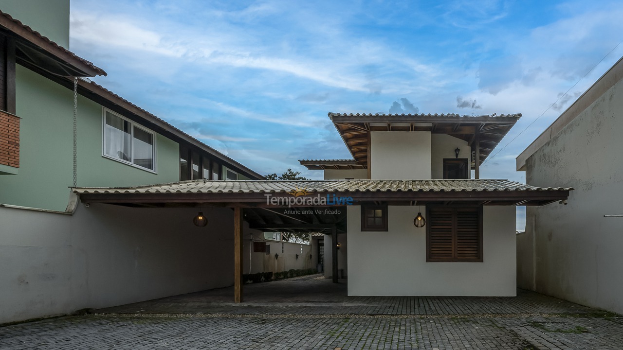 Casa para aluguel de temporada em Bombinhas (Praia de Bombas)