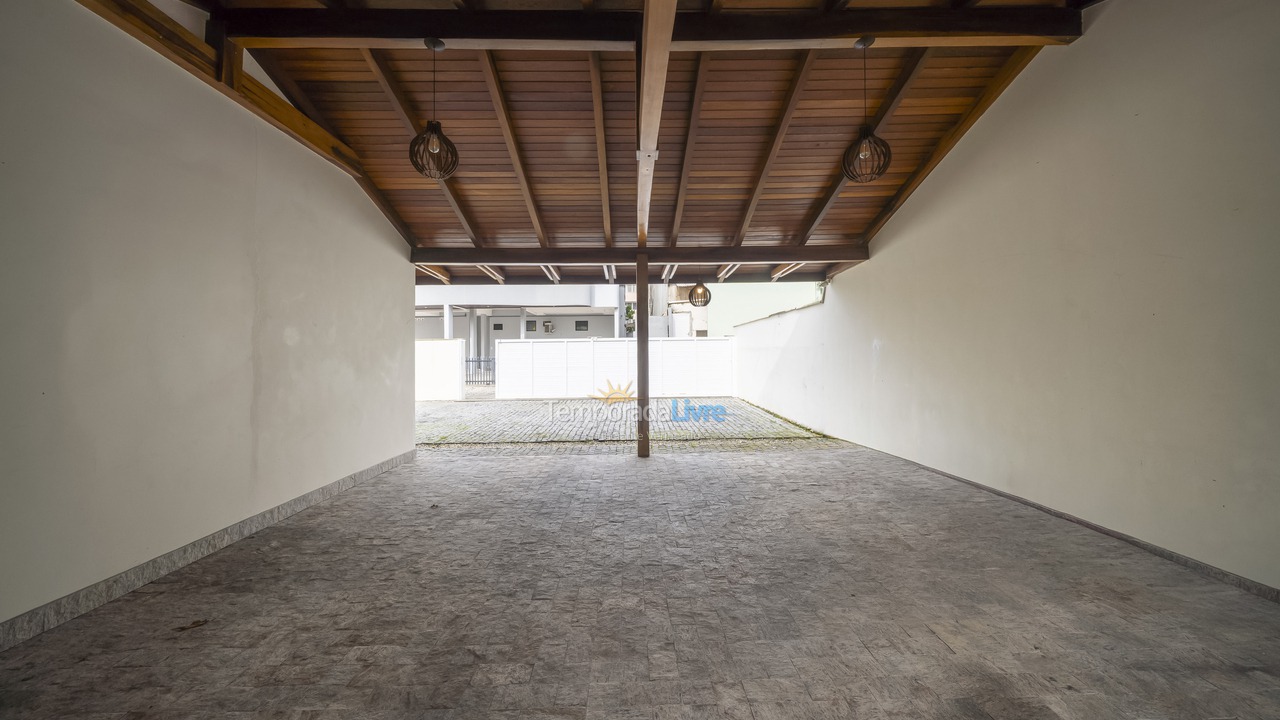 Casa para aluguel de temporada em Bombinhas (Praia de Bombas)