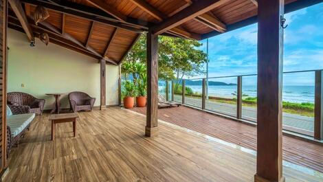 Casa Beira Mar com 5 Quartos em Bombinhas - SC