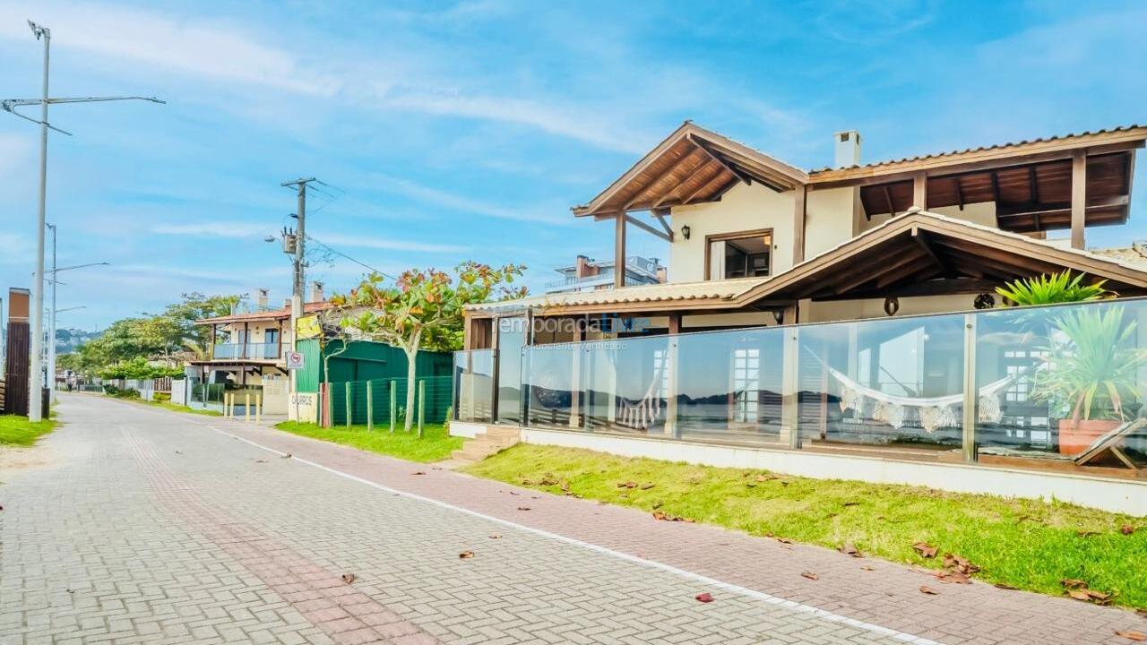 Casa para aluguel de temporada em Bombinhas (Praia de Bombas)