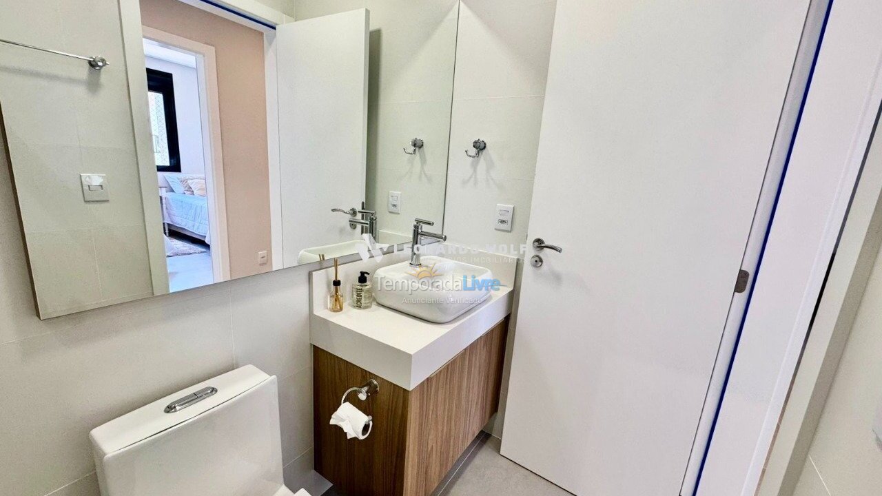 Apartamento para aluguel de temporada em Governador Celso Ramos (Praia de Palmas)