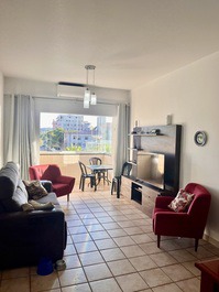 Amplo apartamento com vista para o mar