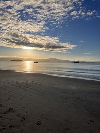 Amplo apartamento com vista para o mar