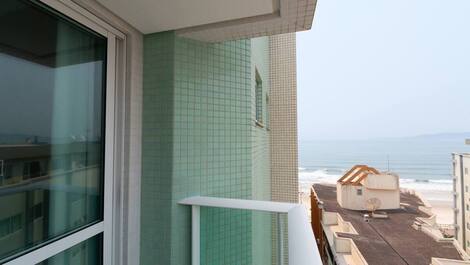 Edificio frente al mar y apartamento con vista lateral al mar.