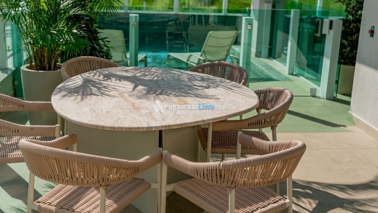 Apartamento para aluguel de temporada em Governador Celso Ramos (Praia de Palmas)
