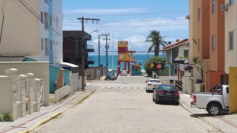 Apartamento econômico à 70 metros do mar em Bombas