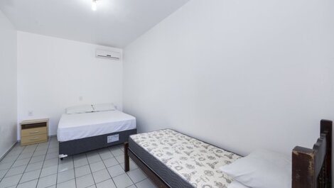 Apartamento econômico à 70 metros do mar em Bombas