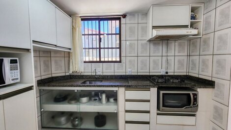 Casa de dos plantas con 2 suites, 2 plazas de aparcamiento, a una cuadra de la playa (20 metros).