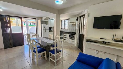 Casa de dos plantas con 2 suites, 2 plazas de aparcamiento, a una cuadra de la playa (20 metros).
