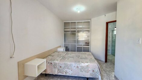 Casa de dos plantas con 2 suites, 2 plazas de aparcamiento, a una cuadra de la playa (20 metros).