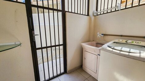 Casa de dos plantas con 2 suites, 2 plazas de aparcamiento, a una cuadra de la playa (20 metros).