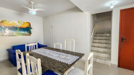Casa de dos plantas con 2 suites, 2 plazas de aparcamiento, a una cuadra de la playa (20 metros).