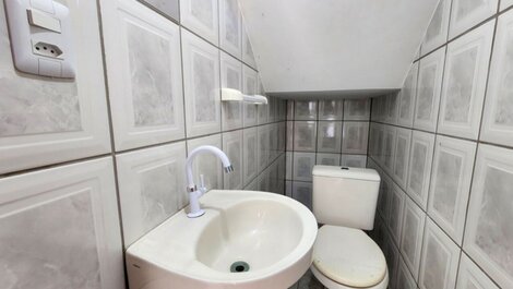 Casa de dos plantas con 2 suites, 2 plazas de aparcamiento, a una cuadra de la playa (20 metros).