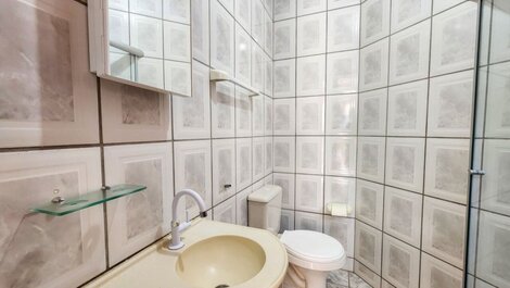 Casa de dos plantas con 2 suites, 2 plazas de aparcamiento, a una cuadra de la playa (20 metros).