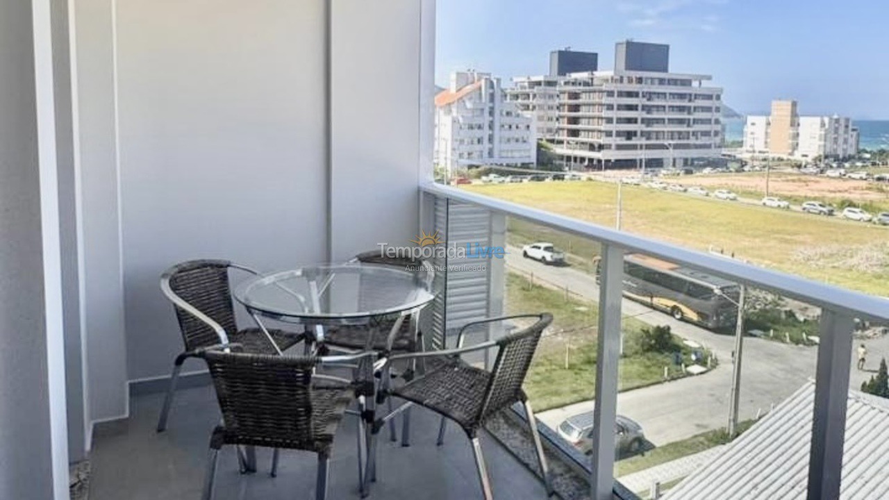Apartamento para aluguel de temporada em Governador Celso Ramos (Praia de Palmas)