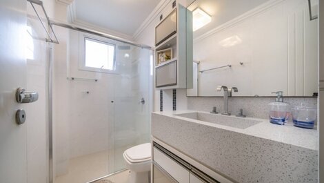 Apartamento con vistas al mar a 50 metros: 3 dormitorios, con capacidad para hasta 8 personas.