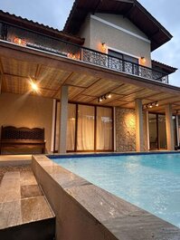 Casa con 4 suites y piscina para hasta 9 personas en Bombinhas.