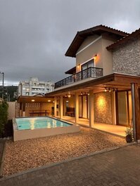 Casa con 4 suites y piscina para hasta 9 personas en Bombinhas.