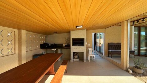 Casa con 4 suites y piscina para hasta 9 personas en Bombinhas.