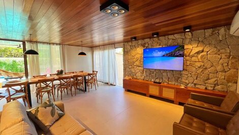 Casa con 4 suites y piscina para hasta 9 personas en Bombinhas.