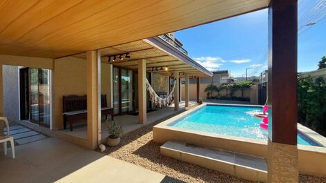 Casa con 4 suites y piscina para hasta 9 personas en Bombinhas.