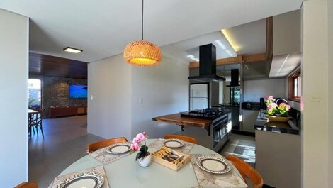 Casa con 4 suites y piscina para hasta 9 personas en Bombinhas.