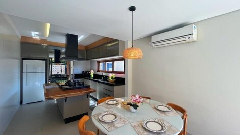 Casa con 4 suites y piscina para hasta 9 personas en Bombinhas.