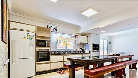 ⭐ Spacious House with Pool Near the Sea | Sleeps Up to 14